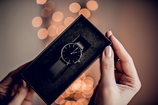 Jak zapakować zegarek na prezent?